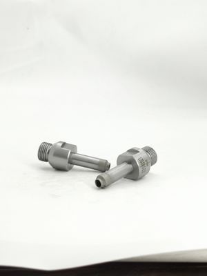 全体は芯を取ることおよび溝を彫ることのためのガラス穴あけ工具を焼結させた