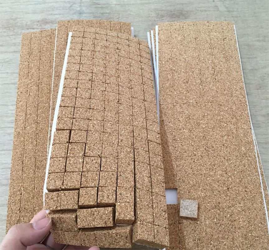 固執性のあるコルクパッドで家具の表面を保護する 自然 1/8 インチ厚さ